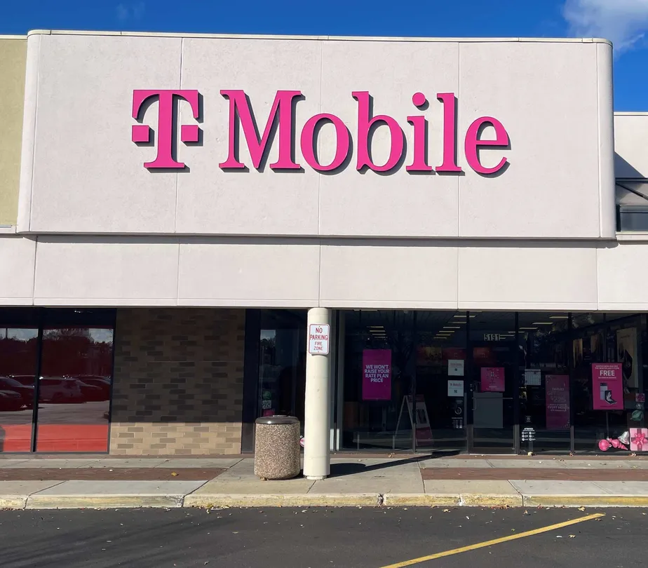 Exterior photo of T-Mobile Store at Sunrise Hwy & Johnson Ave, Bohemia, NY
