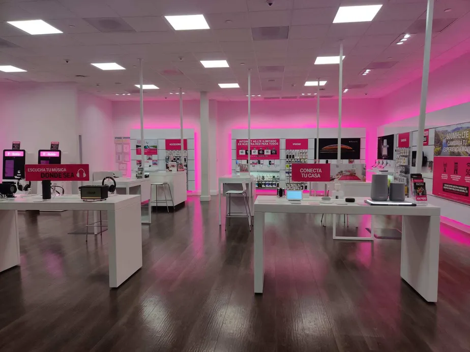 Foto del interior de la tienda T-Mobile en Las Catalinas Mall 1, Caguas, PR