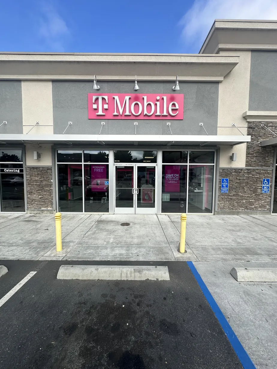  Exterior photo of T-Mobile Store at Broadway & Vigo, Eureka, CA 