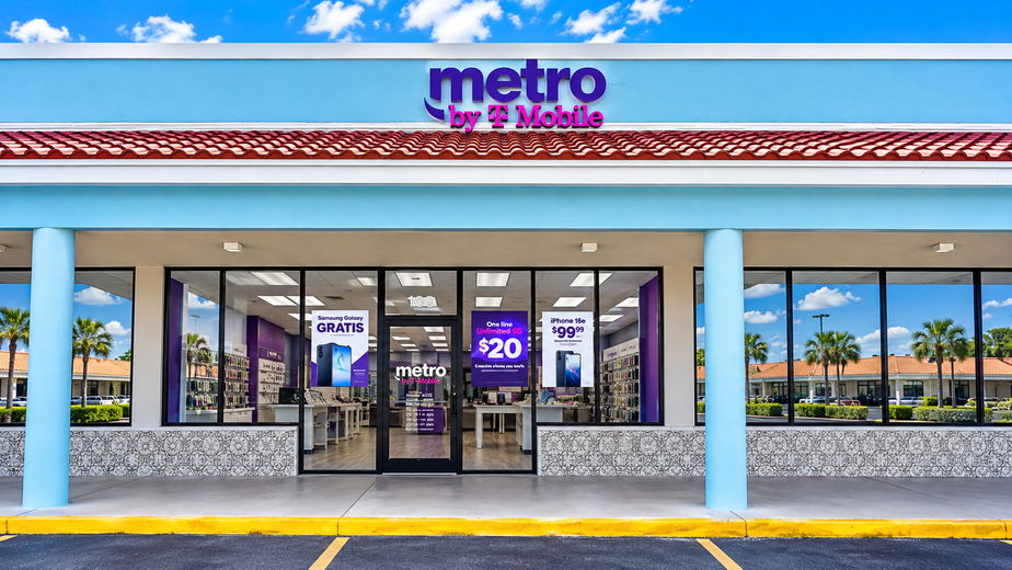 Metro by T-Mobile 1800 W 68th St - 1800 W 68th St 