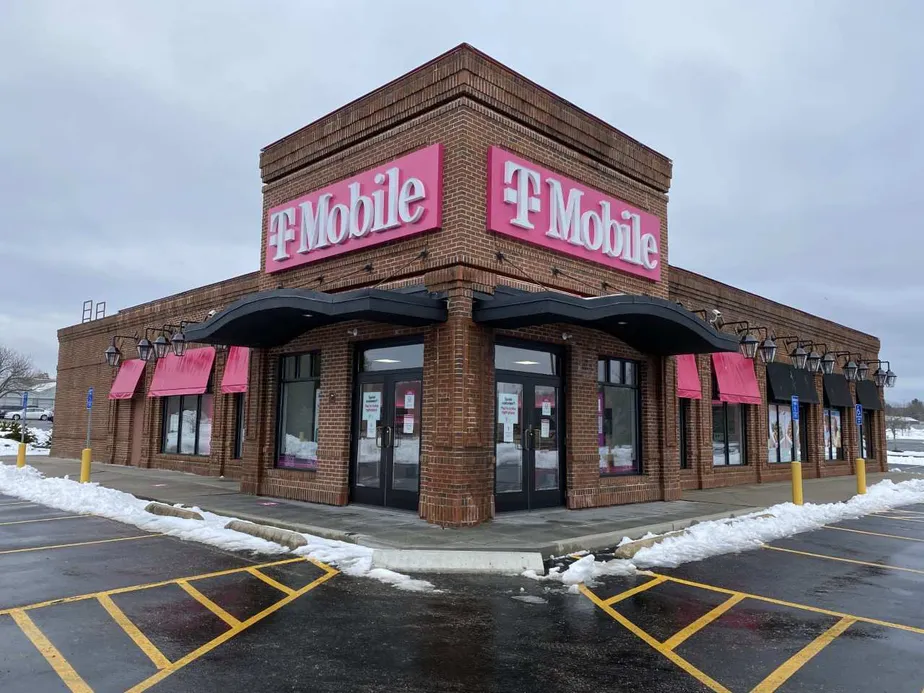 Exterior photo of T-Mobile store at Boston Post Rd & Northridge Dr, North Windham, CT