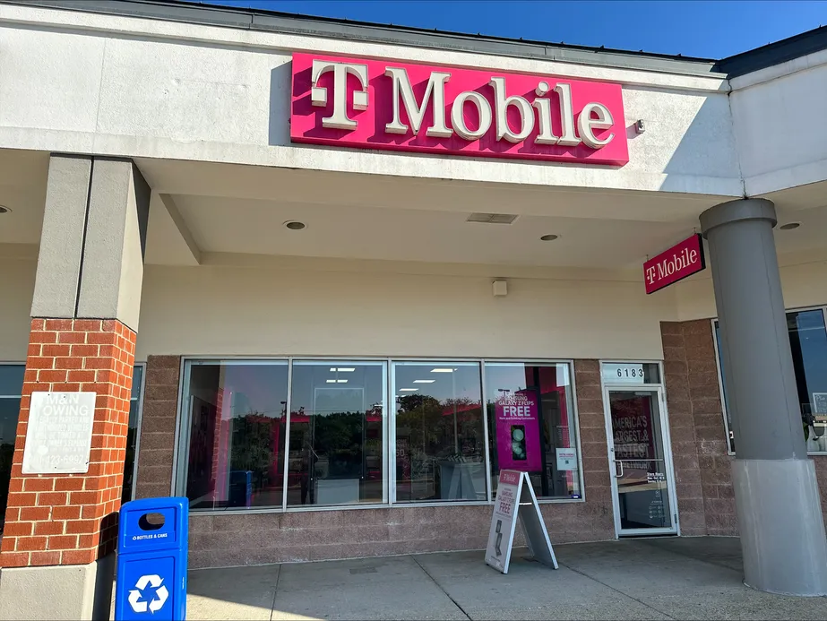 Exterior photo of T-Mobile Store at Oxon Hill Rd & Thompson Ln, Oxon Hill, MD