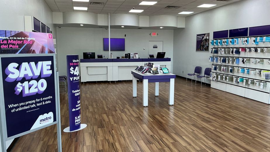 Metro by T-Mobile 305 W Northside Dr - 305 W Northside Dr 