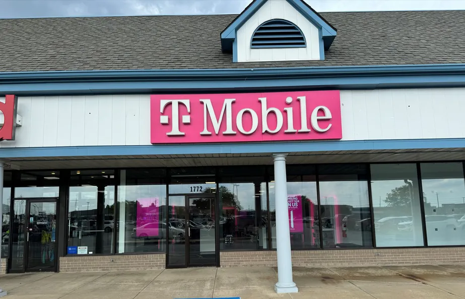  Exterior photo of T-Mobile Store at The Crossings at Hobart, Merrillville, IN 