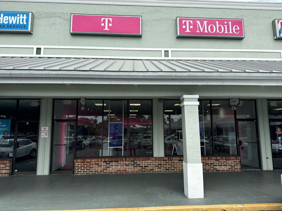 Exterior photo of T-Mobile Store at US 1 & Roseland Rd, Sebastian, FL
