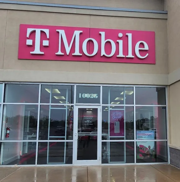  Exterior photo of T-Mobile Store at Lima Rd & Northbrook Blvd, Fort Wayne, IN 