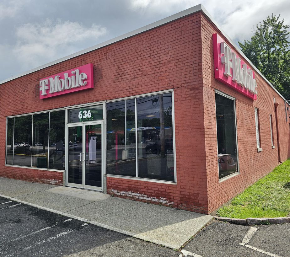 Exterior photo of T-Mobile Store at Rt 17 & Park Pl, Paramus, NJ