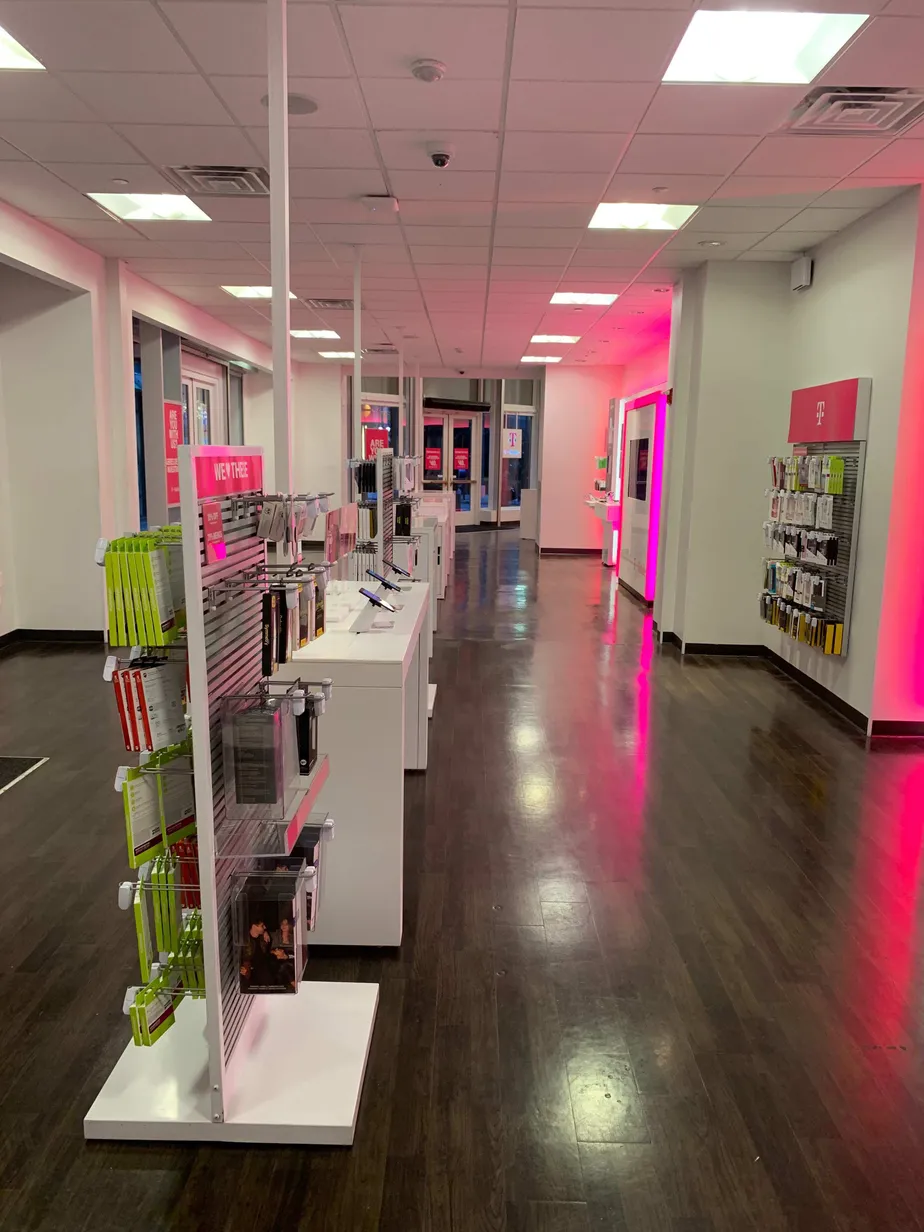 Foto del interior de la tienda T-Mobile en Market St & 13th St, Philadelphia, PA