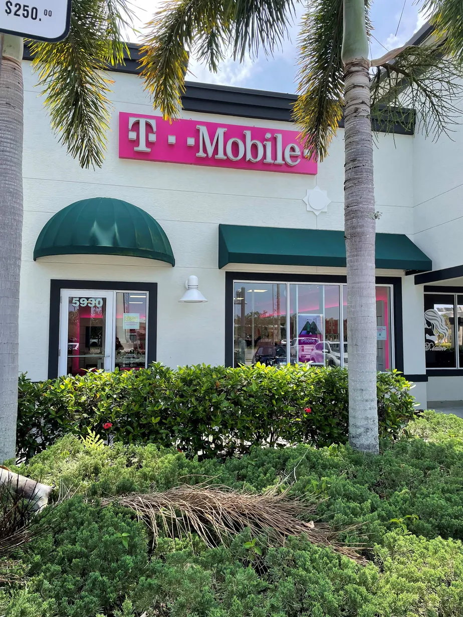 Exterior photo of T-Mobile Store at Se Federal Hwy & Se Cove Rd, Stuart, FL