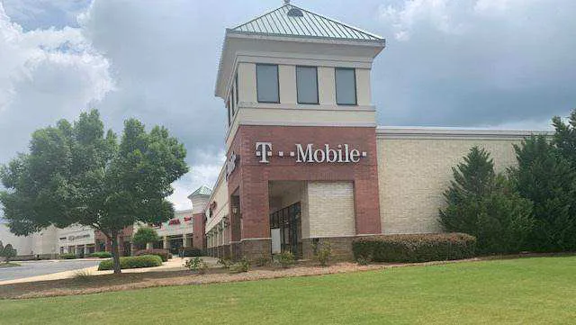 Exterior photo of T-Mobile store at Colonial Promenade Pkwy & Us-31, Alabaster, AL