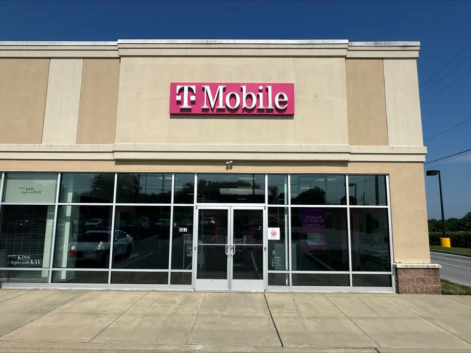  Exterior photo of T-Mobile Store at Oxford Commons, Oxford, PA 