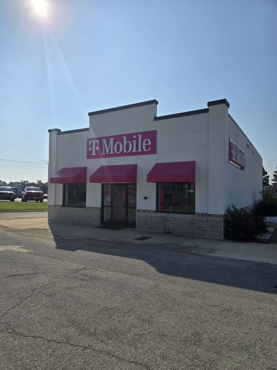 Exterior photo of T-Mobile Store at Henderson Plaza, Henderson, TX