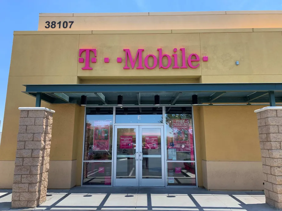 Exterior photo of T-Mobile store at Ave R & 47th St, Palmdale, CA