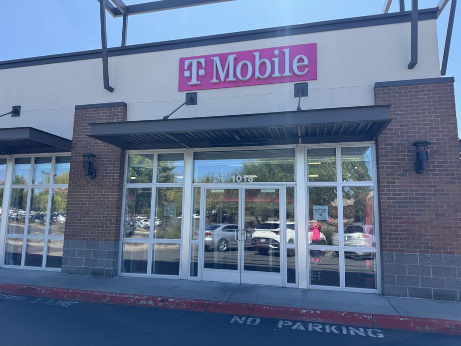 Exterior photo of T-Mobile Store at Mall 205, Portland, OR