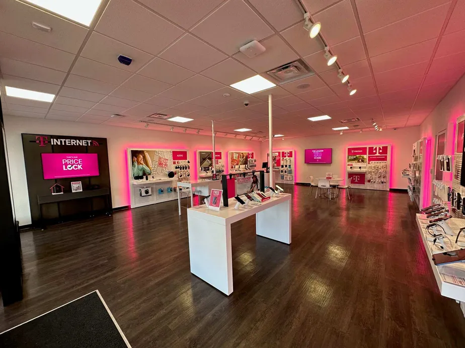 Foto del interior de la tienda T-Mobile en Boulder Plaza, Ruidoso, NM