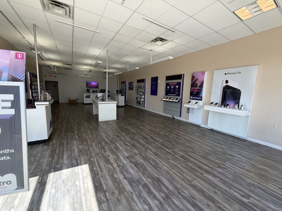 Metro by T-Mobile 1455 Hickory Dr - 1455 Hickory Dr 
