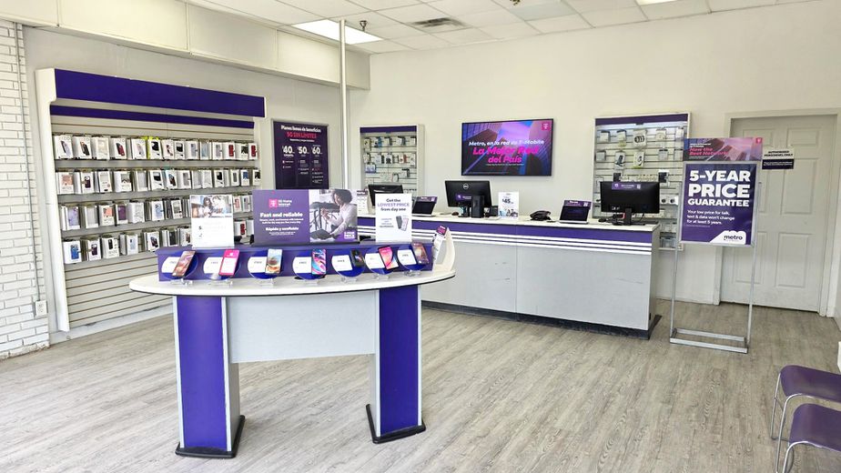 Metro by T-Mobile 100 W Pioneer Pkwy - 100 W Pioneer Pkwy 