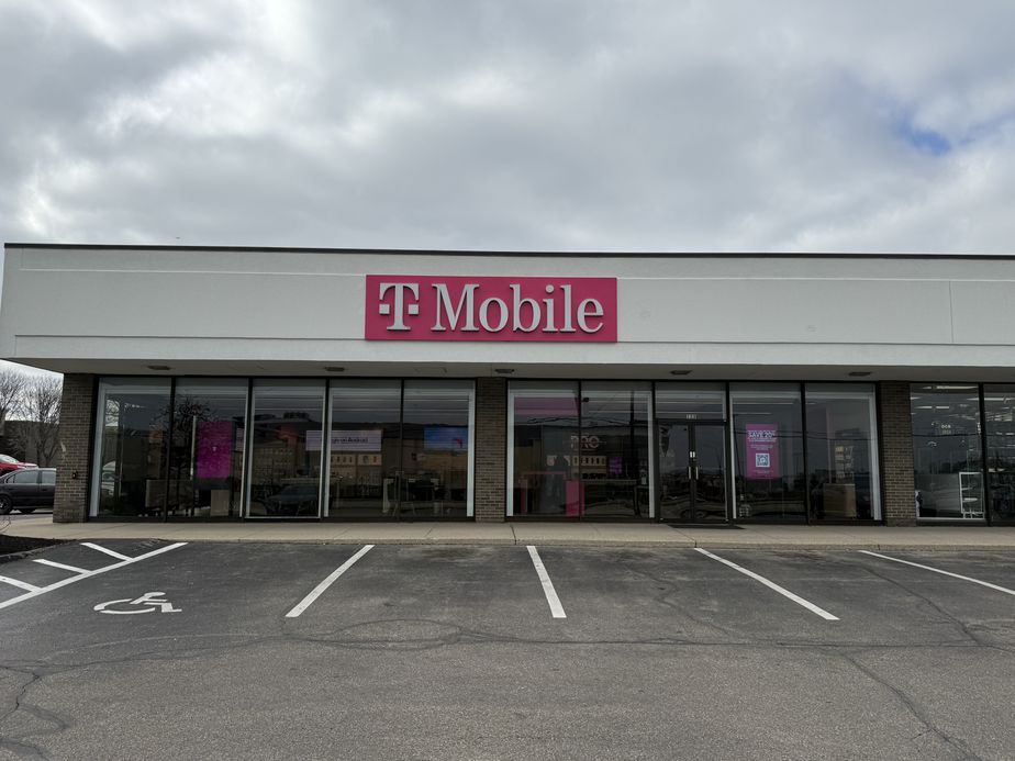 Exterior photo of T-Mobile Store at Cassinelli Square, Cincinnati, OH