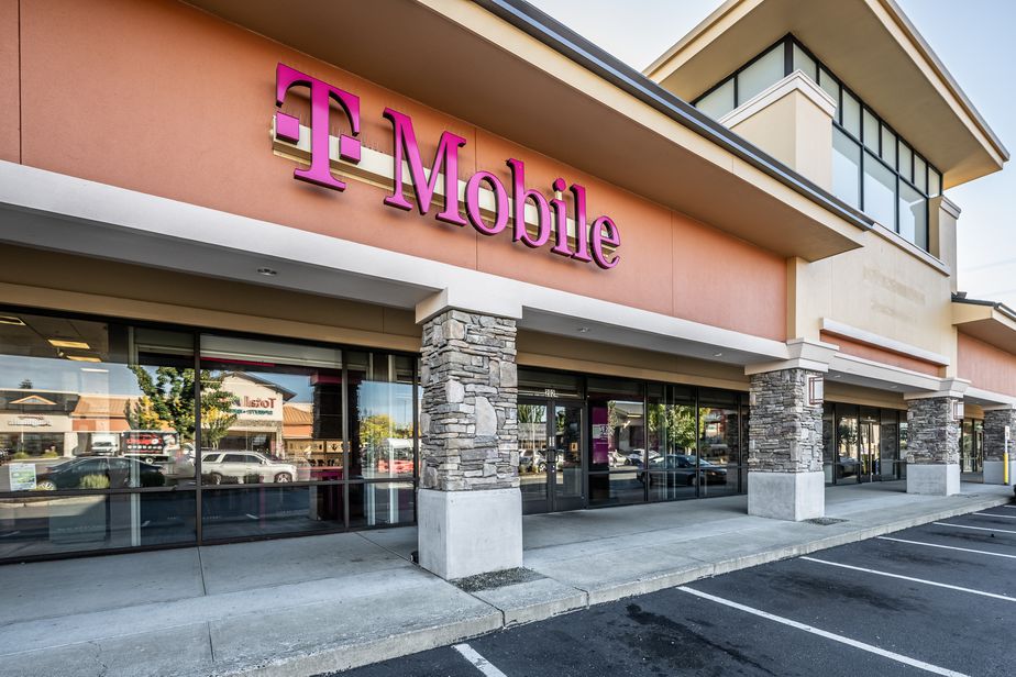 Exterior photo of T-Mobile Store at 324th & Pacific Highway, Federal Way, WA