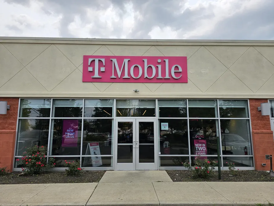 Foto del exterior de la tienda T-Mobile en W Broad St, Columbus, OH
