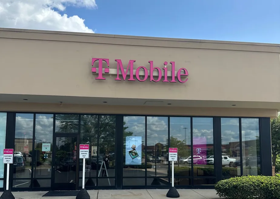 Exterior photo of T-Mobile Store at Mill Run Square, Hilliard, OH 