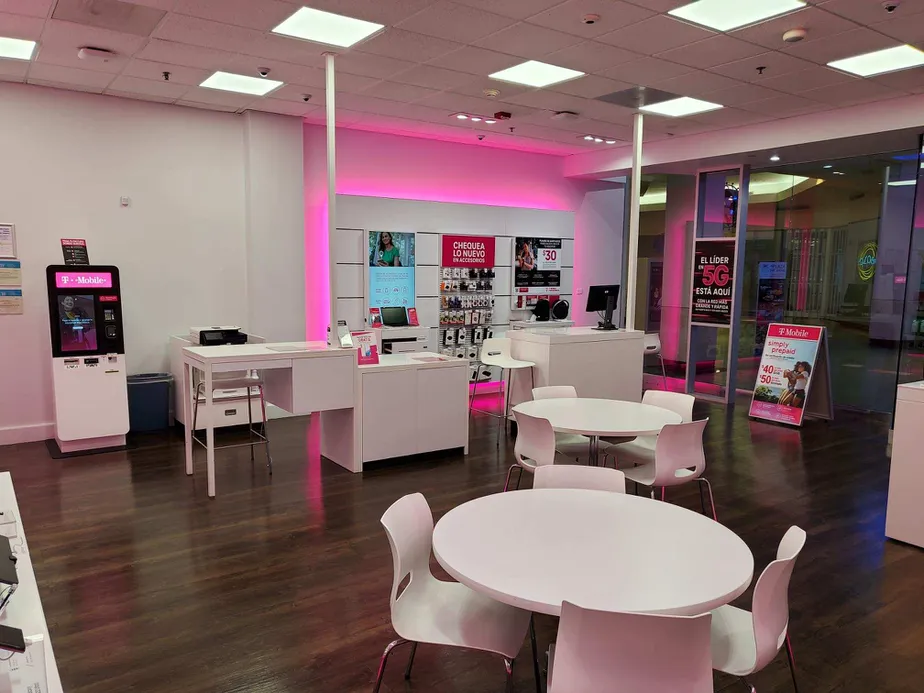 Foto del interior de la tienda T-Mobile en Plaza Las Americas Mall, San Juan, PR