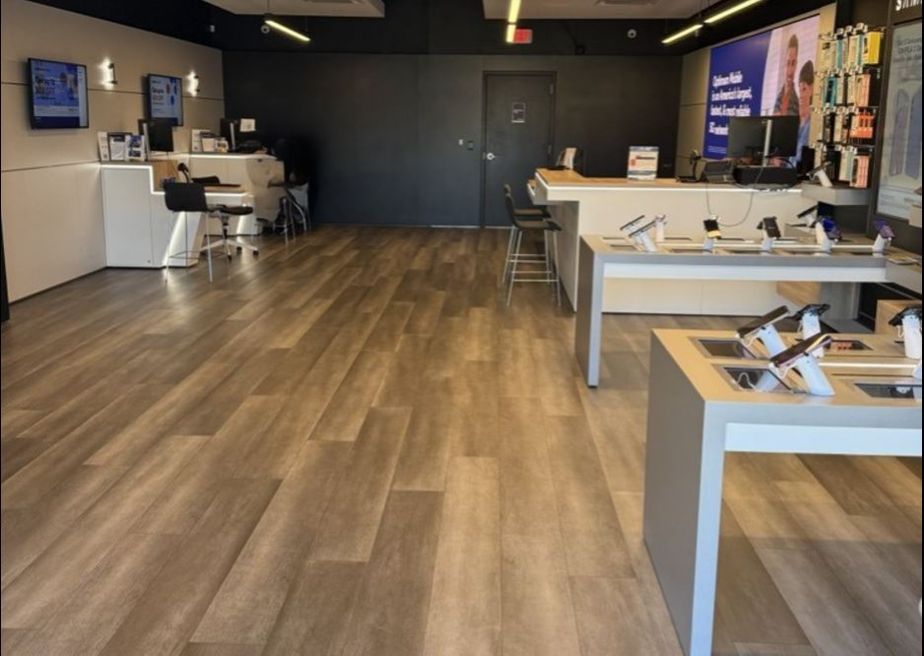  Lindale 8594 Inside Store 1.jpg 