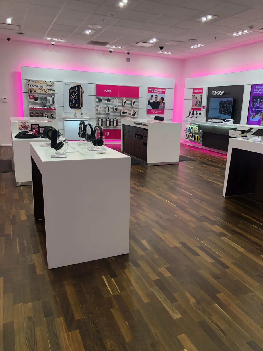 Foto del interior de la tienda T-Mobile en Santa Rosa Plaza, Santa Rosa, CA