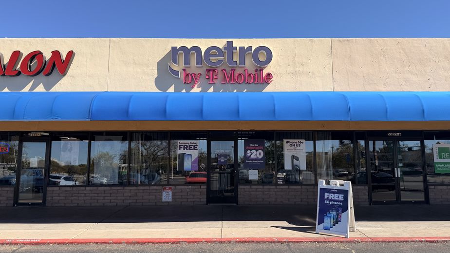 Metro by T-Mobile 5555 Zuni Rd SE - 5555 Zuni Rd SE 