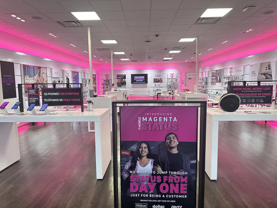 Foto del interior de la tienda T-Mobile en Spring Valley Rd & Coit, Dallas, TX