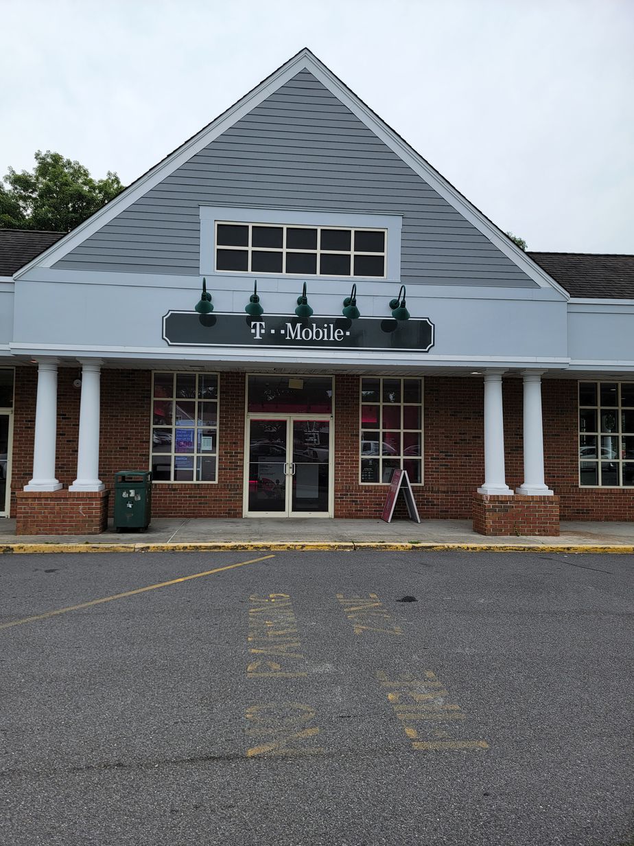 Exterior photo of T-Mobile Store at NY 25A & Miller Place Rd, Miller Place, NY