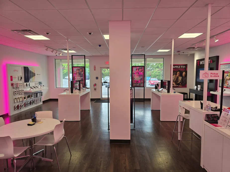  Interior photo of T-Mobile Store at Thurmont Plaza, Thurmont, MD 