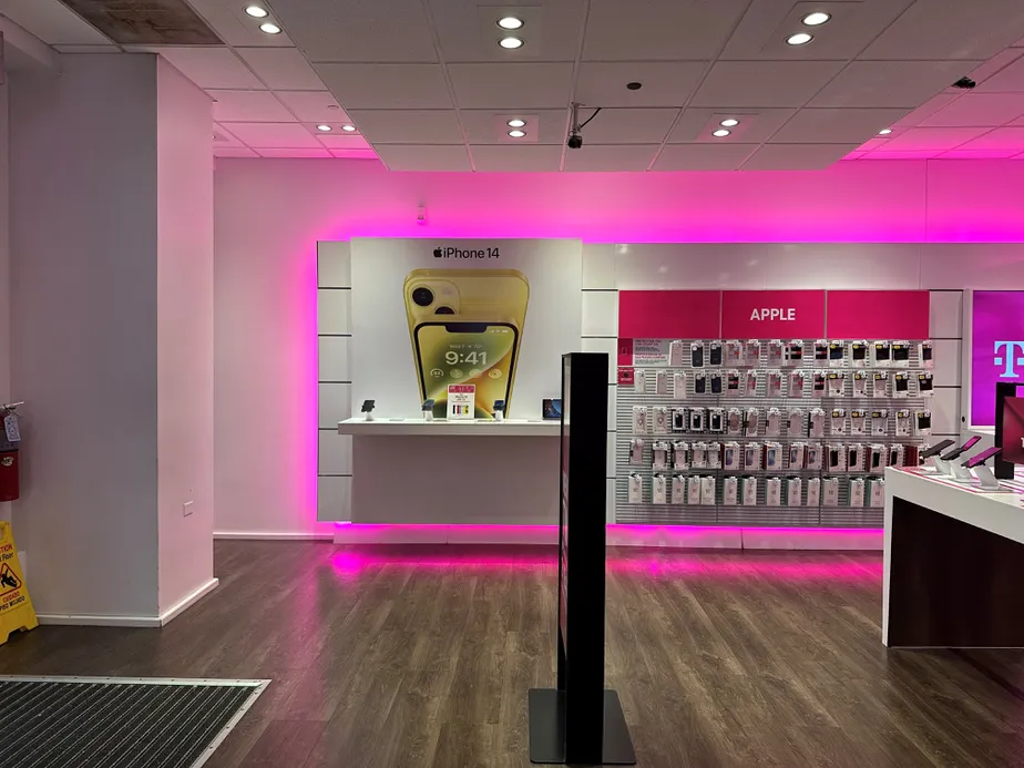 Foto del interior de la tienda T-Mobile en W Howard & N Clark, Chicago, IL