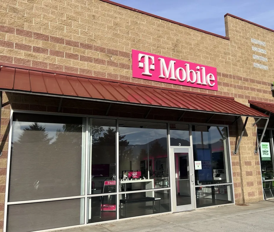 Foto del exterior de la tienda T-Mobile en Gallatin Center, Bozeman, MT