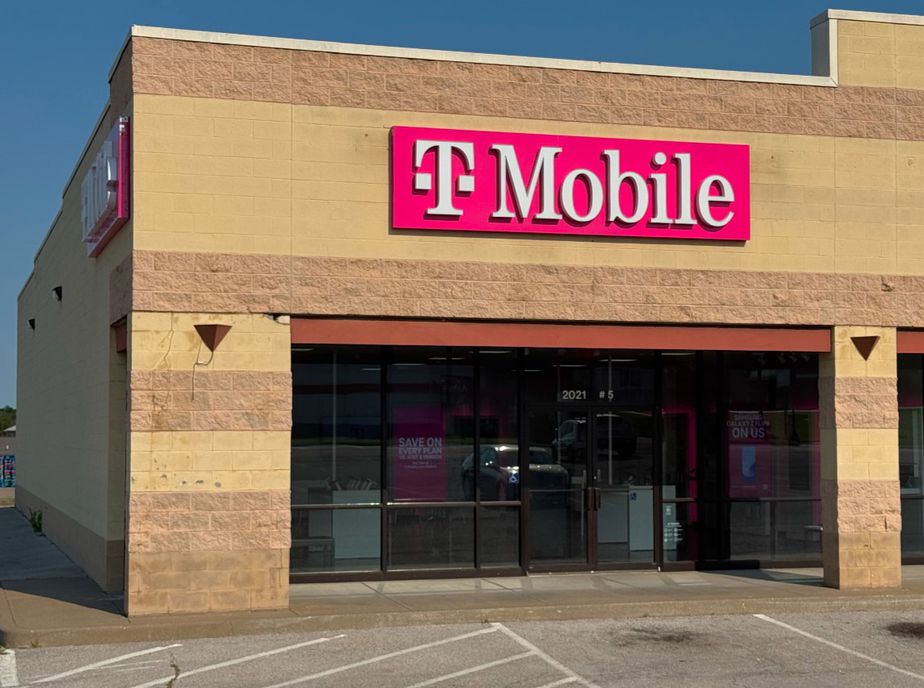 Exterior photo of T-Mobile Store at Perryville & Jefferson, Perryville, MO