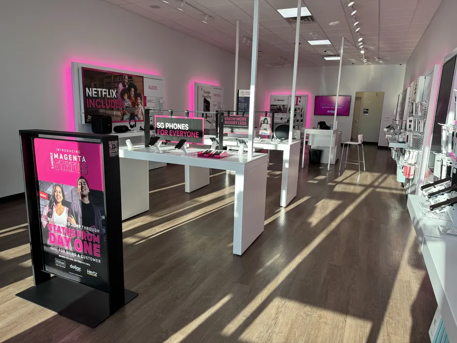 Foto del interior de la tienda T-Mobile en 365 Queen St, Southington, CT