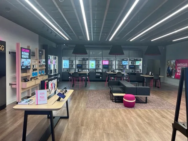 Foto del interior de la tienda T-Mobile en Austin Bluff Pky & Siferd Blvd, Colorado Springs, CO