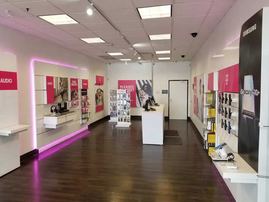 Foto del interior de la tienda T-Mobile en E Indian Bend Rd & N Pavilions Blvd, Scottsdale, AZ