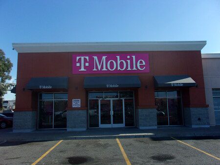 Exterior photo of T-Mobile Store at Hegenberger, Oakland, CA
