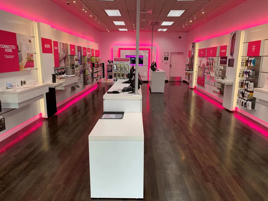 Foto del interior de la tienda T-Mobile en S Dixie Hwy & Florida Turnpike, Homestead, FL