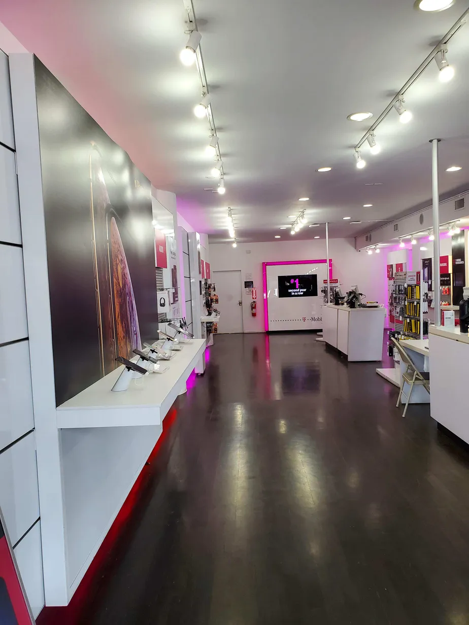 Foto del interior de la tienda T-Mobile en Sloan St & South Orange Ave, South Orange, NJ