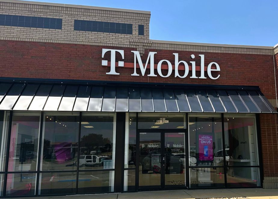Exterior photo of T-Mobile Store at I-35 & Alsbury Blvd, Burleson, TX