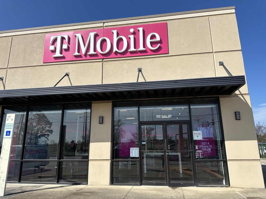 Exterior photo of T-Mobile Store at Prien Lake Rd & Lake St, Lake Charles, LA