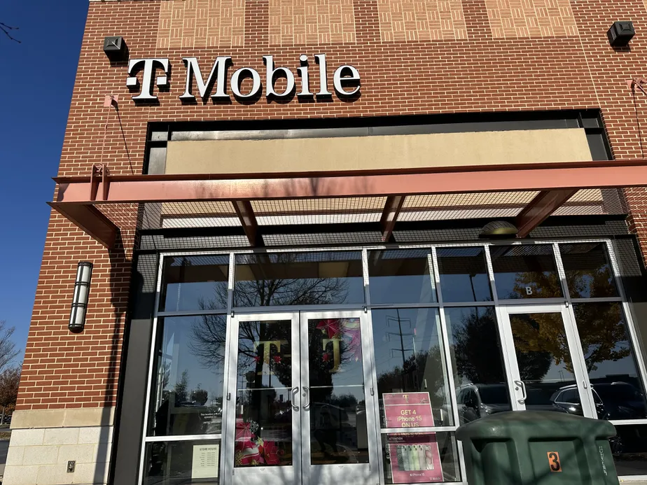 Foto del exterior de la tienda T-Mobile en Clemson Corner, Frederick, MD