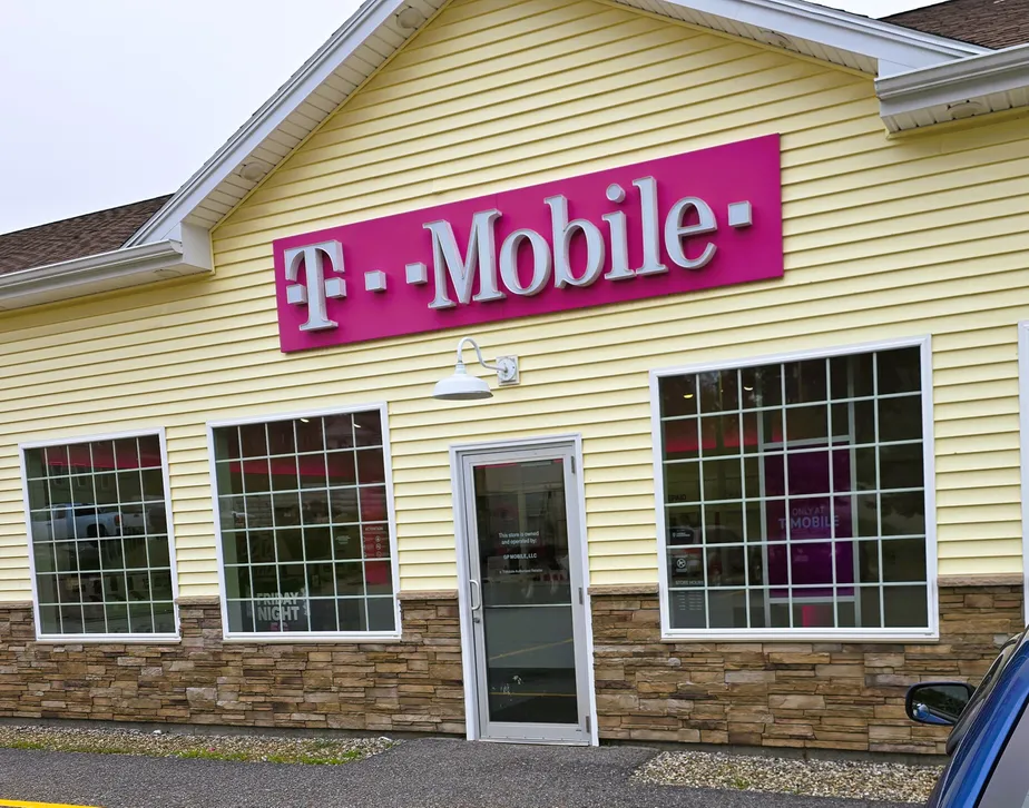  Exterior photo of T-Mobile Store at Auburn, ME, Auburn, ME 