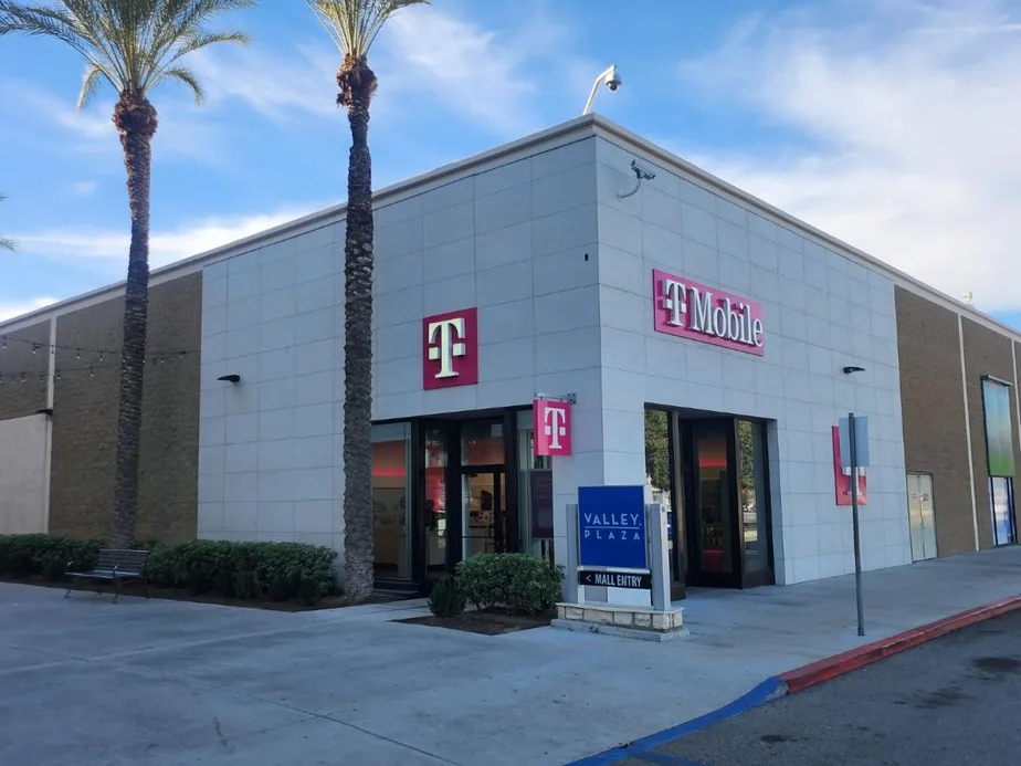 Foto del exterior de la tienda T-Mobile en Valley Plaza, Bakersfield, CA
