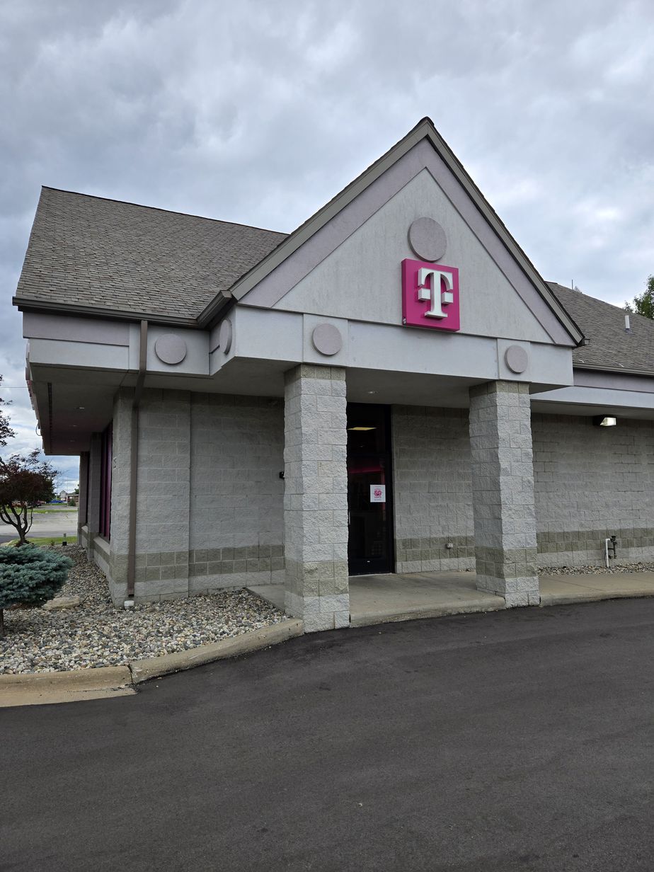 Interior photo of T-Mobile Store at Tittabawassee Rd & Fortune Blvd, Saginaw, MI