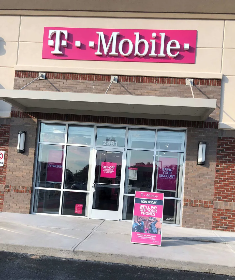 Foto del exterior de la tienda T-Mobile en Memorial Dr & Hatcher Point Rd, Waycross, GA