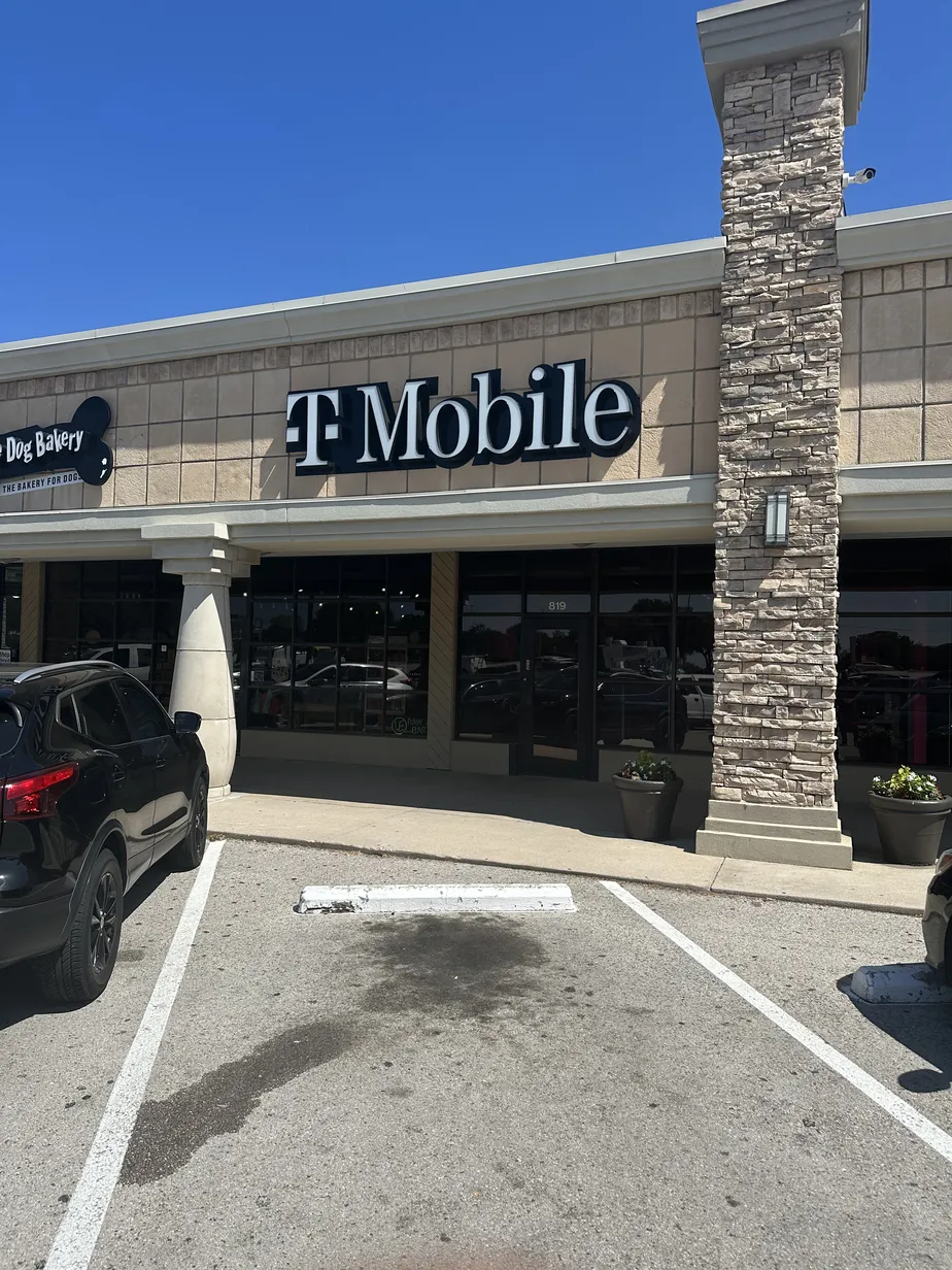 Exterior photo of T-Mobile Store at Parkway Central Center, Arlington, TX