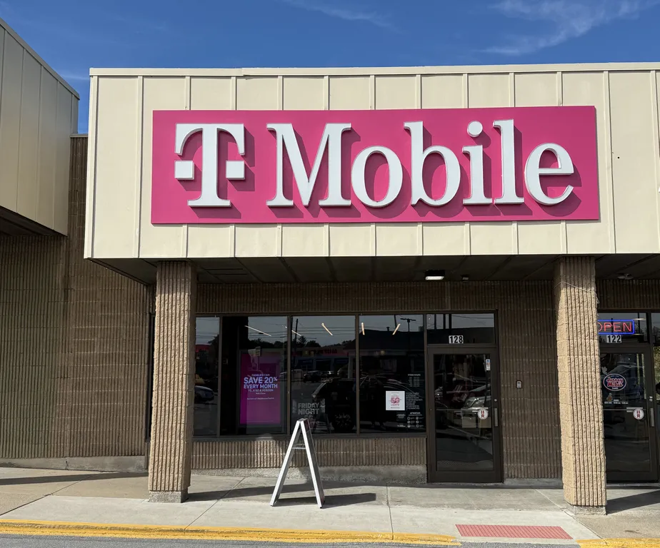  Exterior photo of T-Mobile Store at Genesee & Main, Oneida, NY 